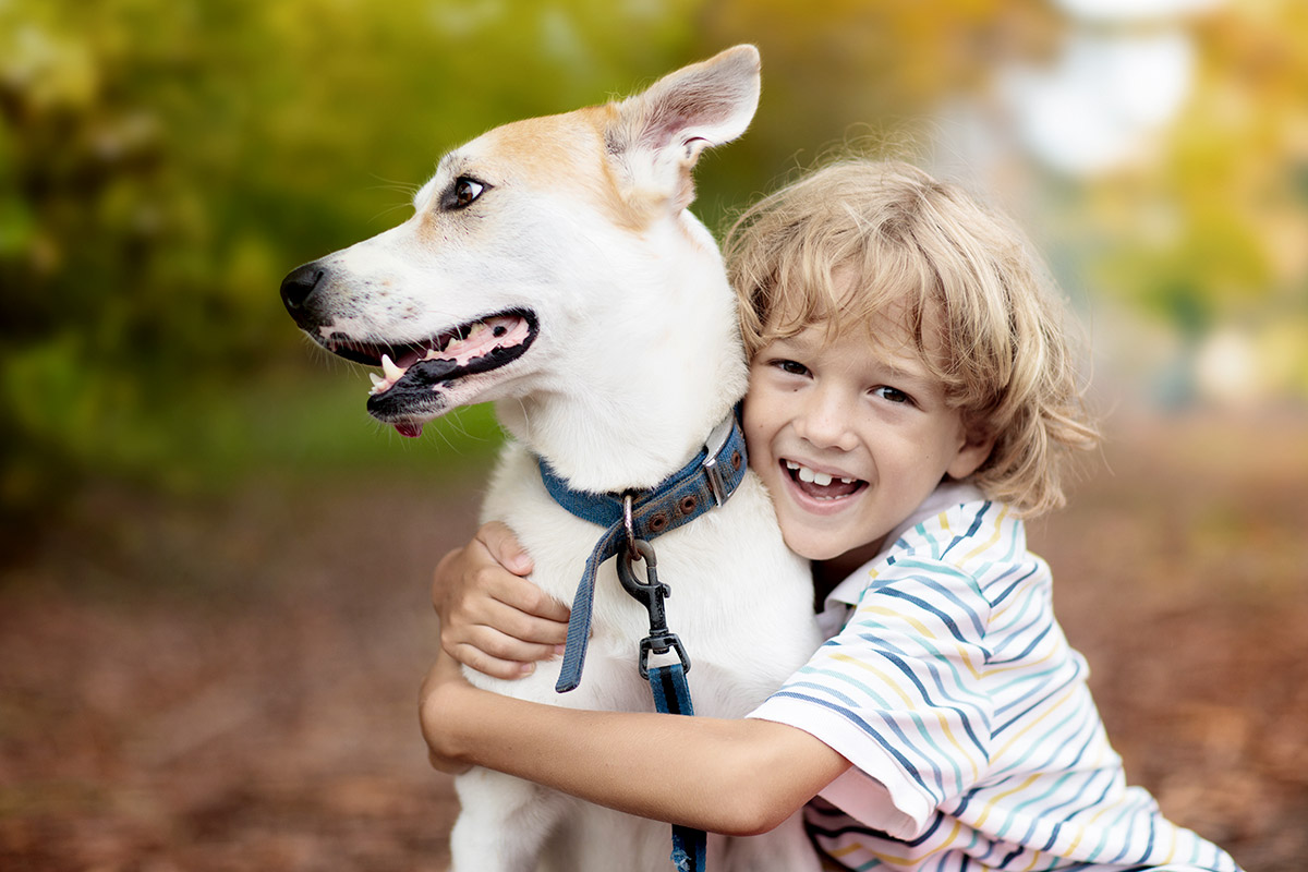 Kind und Hund
